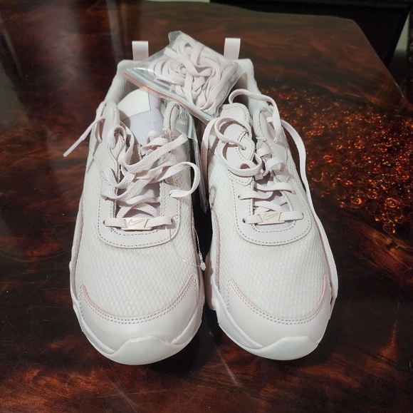 Nike - Picture 2 of 3